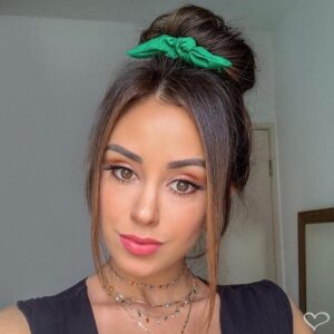 penteado Coque-Alto-Semipreso-com-Lenço